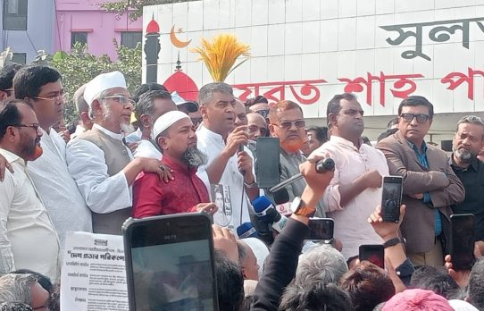 শাহ কবির (রহ.) মাজার জিয়ারতের মধ্য দিয়ে প্রচার শুরু করলেন এস এম জাহাঙ্গীর