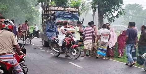 দাঁড়িয়ে থাকা ট্রাকের সঙ্গে পিকআপ ভ্যানের সংঘর্ষ, নিহত ৪