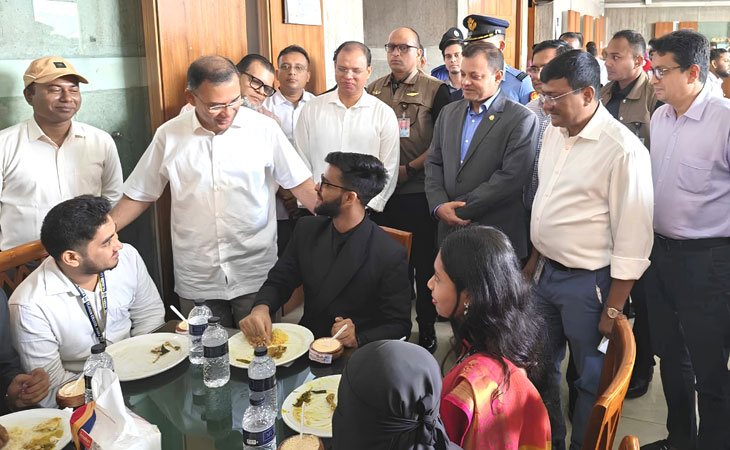প্রধানমন্ত্রীর আয়োজনে সংসদ অধিবেশন দেখতে আসা শিক্ষার্থীদের মধ্যাহ্নভোজ