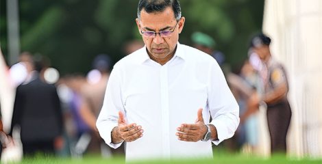 দেশে ফিরেই মা-বাবার কবর জিয়ারত করলেন প্রধানমন্ত্রী