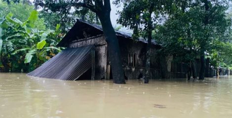 চট্টগ্রামে খাদ্য ও বিশুদ্ধ পানির সংকটে পানিবন্দি লাখো মানুষ