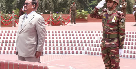 জাতীয় স্মৃতিসৌধে ভারপ্রাপ্ত রাষ্ট্রপতি হাফিজ উদ্দিন আহমদের শ্রদ্ধা