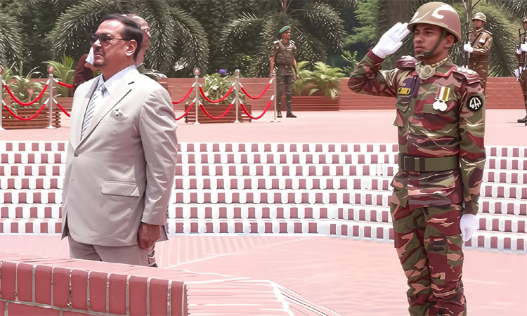 জাতীয় স্মৃতিসৌধে ভারপ্রাপ্ত রাষ্ট্রপতি হাফিজ উদ্দিন আহমদের শ্রদ্ধা