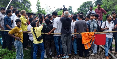 রাবি শিক্ষার্থীকে ট্রেনে মারধর: অচল রাজশাহীর রেল যোগাযোগ