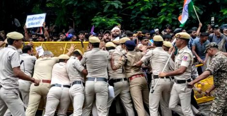 রণক্ষেত্র দিল্লি: সংসদ অভিযানে ‘সিজেপি’র বিক্ষোভ, টিয়ার গ্যাস ও লাঠিচার্জ