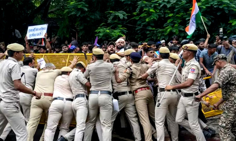 রণক্ষেত্র দিল্লি: সংসদ অভিযানে ‘সিজেপি’র বিক্ষোভ, টিয়ার গ্যাস ও লাঠিচার্জ